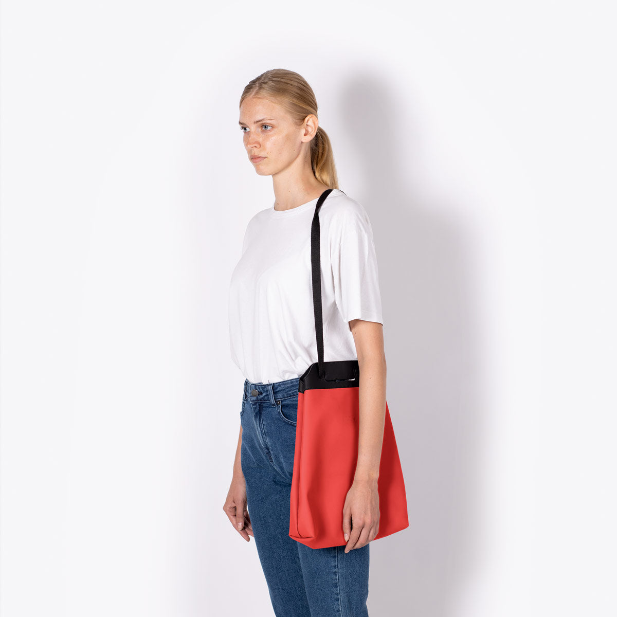 Ucon Acrobatics • Una Bag • Lotus Series (Red) Ucon Acrobatics • Una Bag • Lotus Series (Red)