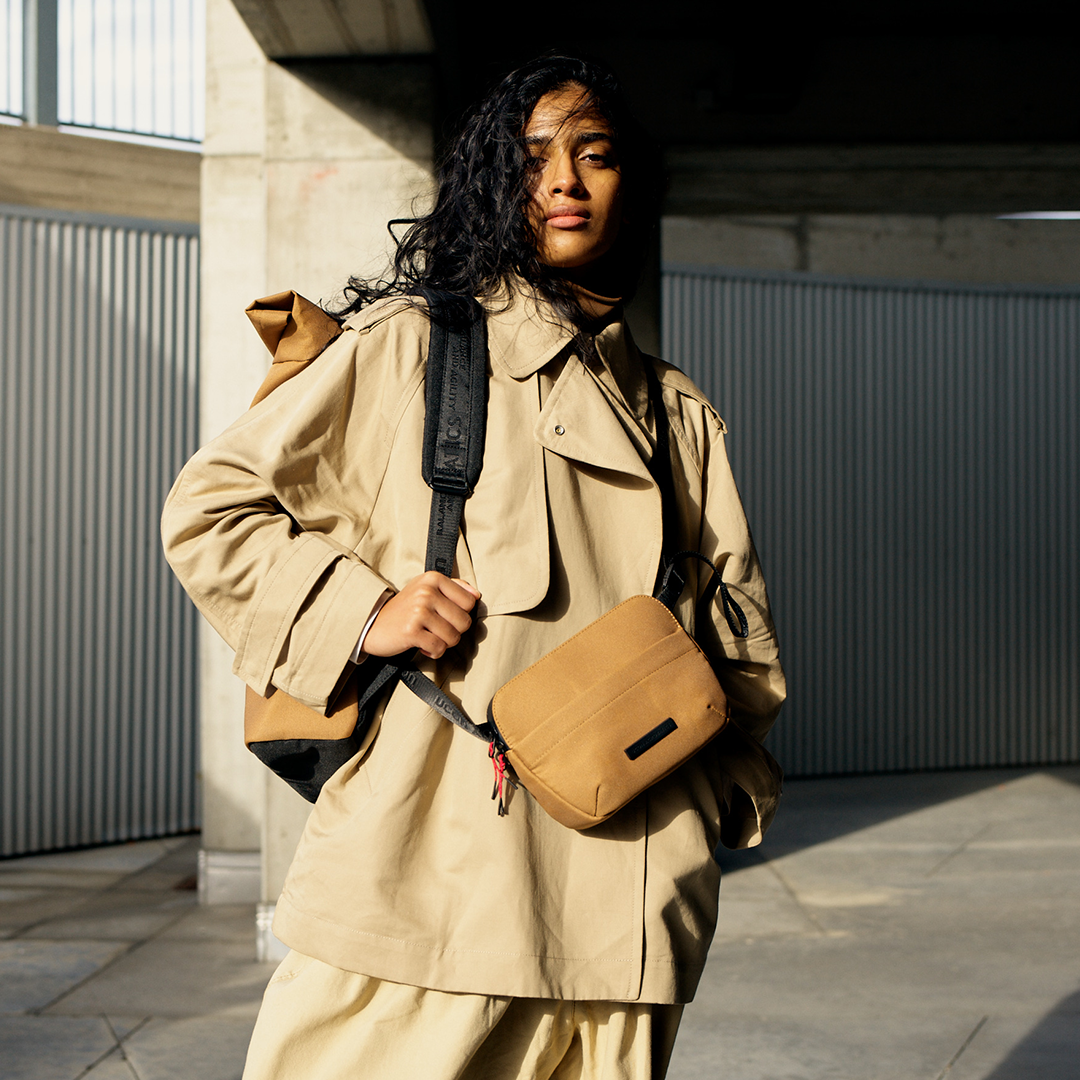 Melvin Crossbody Bag - Dark Sand Reflective / Medium