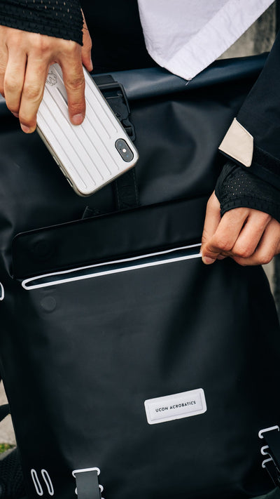 MAGNETIC FRONT POCKET
